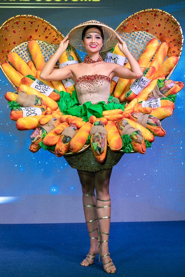 Cận cảnh bộ quốc phục bánh mì kẹp thịt mà H'Hen Niê mang đi thi Hoa hậu Hoàn vũ Thế giới 2018 - Ảnh 9
