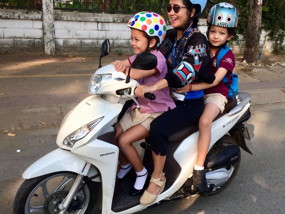 Cuộc sống mẹ đơn thân vất vả, di chuyển bằng xe máy của Hồng Nhung bên hai con sau ly hôn - Ảnh 1