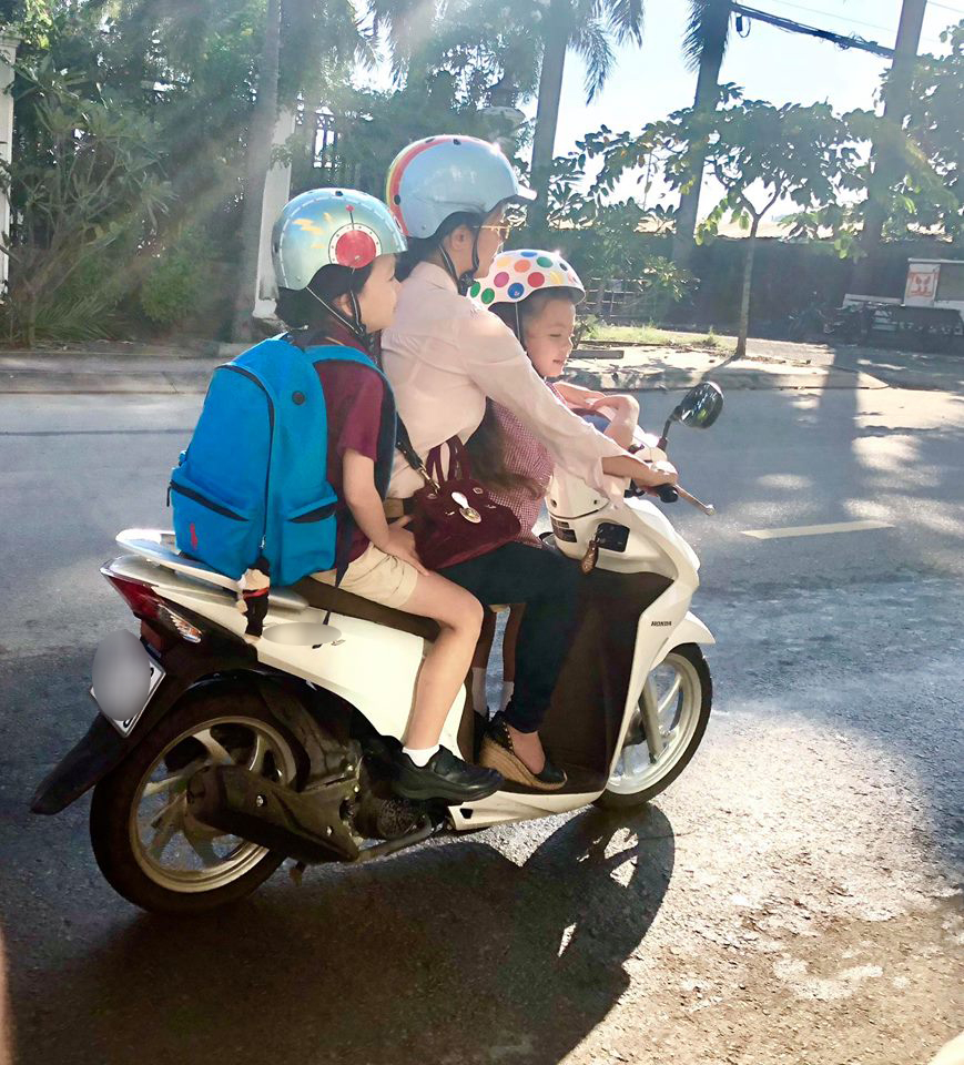 Cuộc sống mẹ đơn thân vất vả, di chuyển bằng xe máy của Hồng Nhung bên hai con sau ly hôn - Ảnh 3