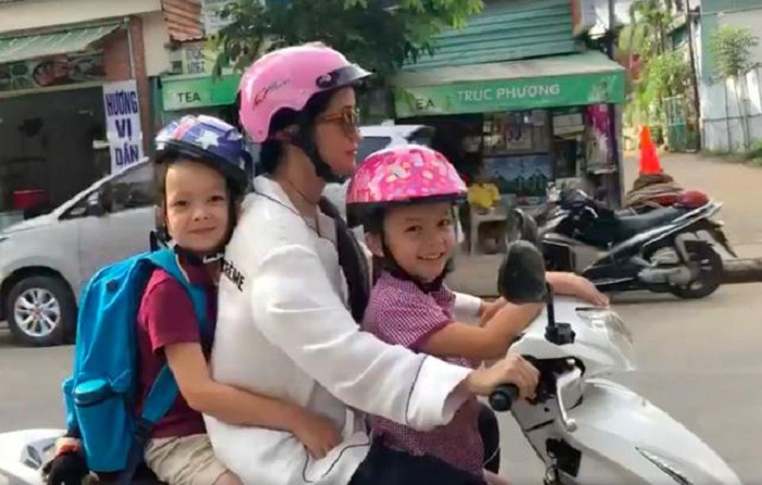 Cuộc sống mẹ đơn thân vất vả, di chuyển bằng xe máy của Hồng Nhung bên hai con sau ly hôn - Ảnh 4