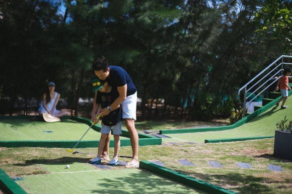 Hà Hồ - Kim Lý đưa Subeo đi đánh golf, quấn quít hạnh phúc như một gia đình - Ảnh 1