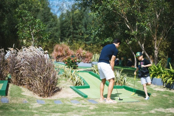 Hà Hồ - Kim Lý đưa Subeo đi đánh golf, quấn quít hạnh phúc như một gia đình - Ảnh 3