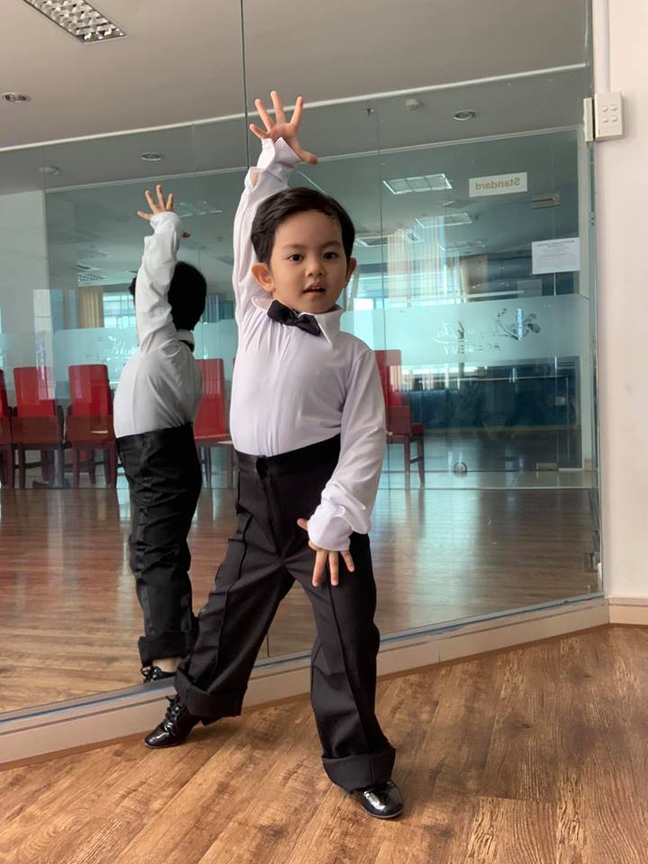 Mới ba tuổi, con trai Khánh Thi đã lên đồ và nhảy chuyên nghiệp như vũ công - Ảnh 1