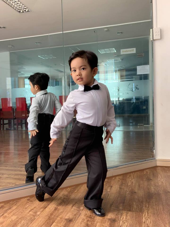 Mới ba tuổi, con trai Khánh Thi đã lên đồ và nhảy chuyên nghiệp như vũ công - Ảnh 2