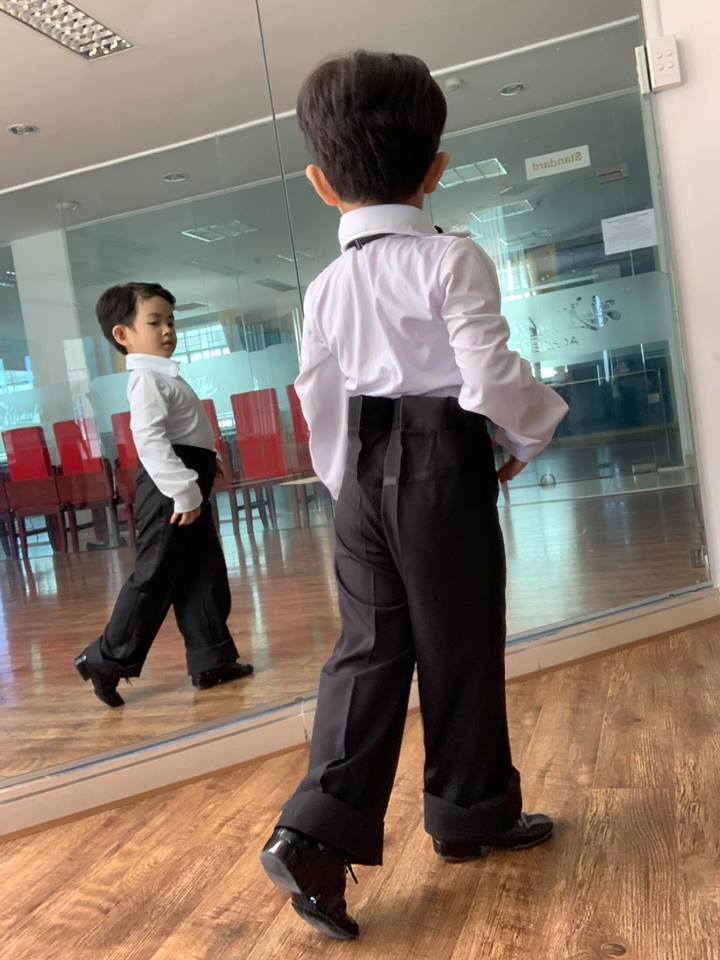 Mới ba tuổi, con trai Khánh Thi đã lên đồ và nhảy chuyên nghiệp như vũ công - Ảnh 3