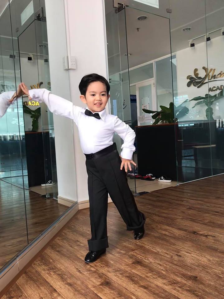 Mới ba tuổi, con trai Khánh Thi đã lên đồ và nhảy chuyên nghiệp như vũ công - Ảnh 4