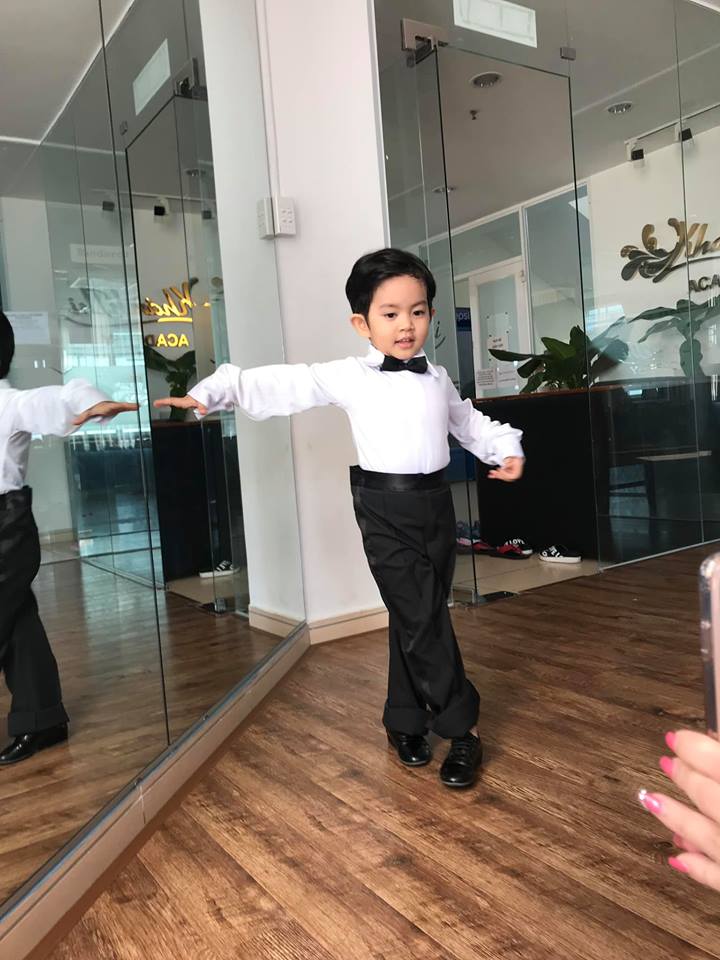 Mới ba tuổi, con trai Khánh Thi đã lên đồ và nhảy chuyên nghiệp như vũ công - Ảnh 5