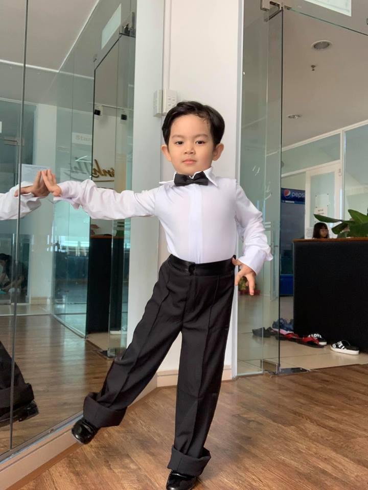 Mới ba tuổi, con trai Khánh Thi đã lên đồ và nhảy chuyên nghiệp như vũ công - Ảnh 8