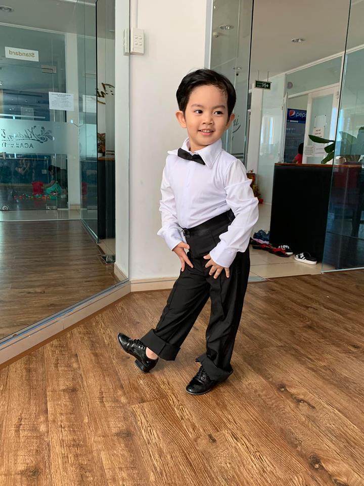 Mới ba tuổi, con trai Khánh Thi đã lên đồ và nhảy chuyên nghiệp như vũ công - Ảnh 9