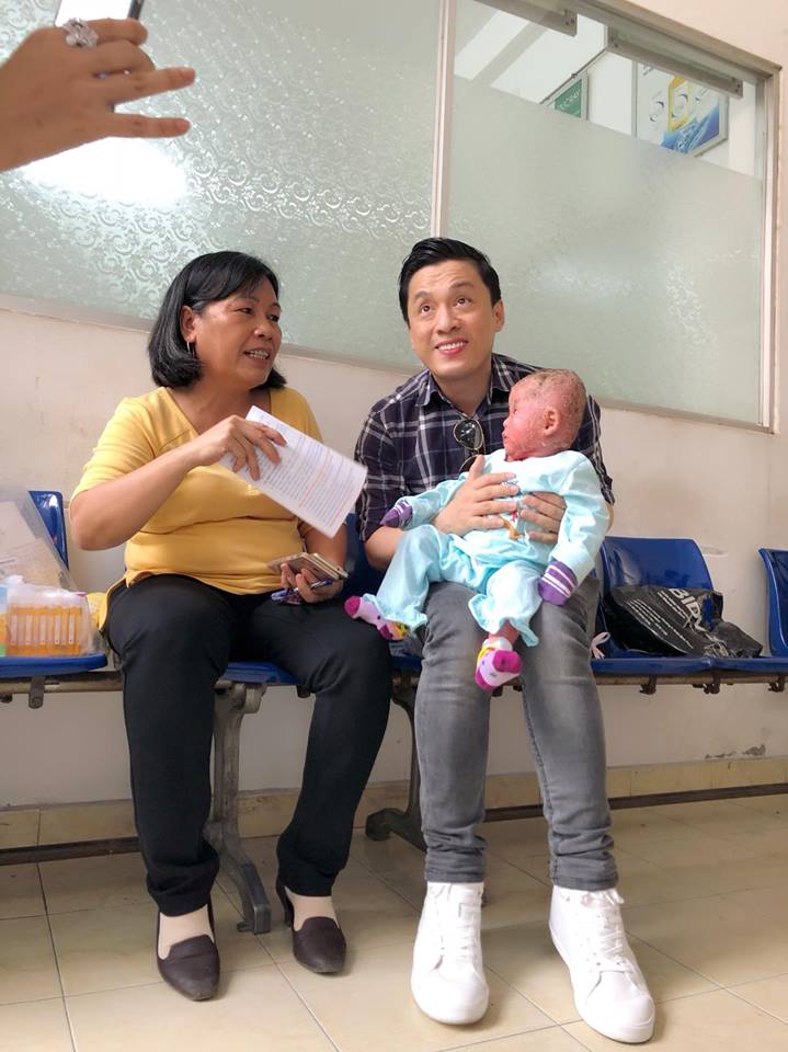 Thương rớt nước mắt, Lam Trường hứa giúp em bé mắc bệnh vảy nến da trăn hết sức có thể - Ảnh 2