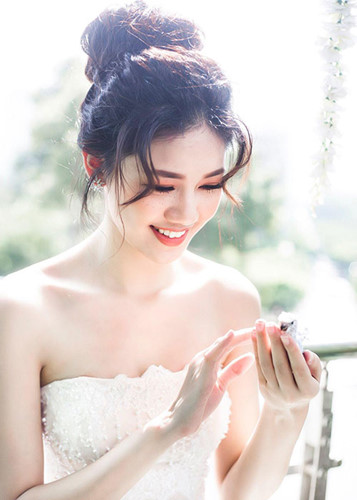 Trước thềm đám cưới với đại gia U40, Á hậu Thanh Tú khoe vẻ gợi cảm 'đốt mắt' - Ảnh 3