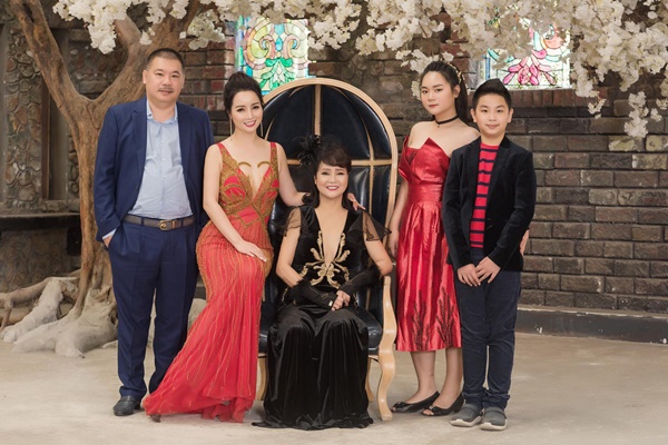 Ngắm loạt ảnh hạnh phúc của gia đình Mai Thu Huyền dịp đầu năm mới - Ảnh 7