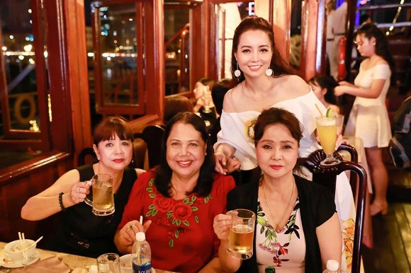 Mai Thu Huyền được chồng tổ chức sinh nhật tuổi 40 hoành tráng trên nhà hàng thuyền buồm - Ảnh 9