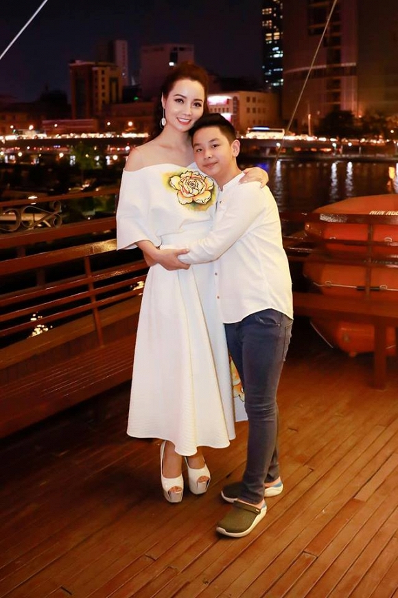 Mai Thu Huyền được chồng tổ chức sinh nhật tuổi 40 hoành tráng trên nhà hàng thuyền buồm - Ảnh 12