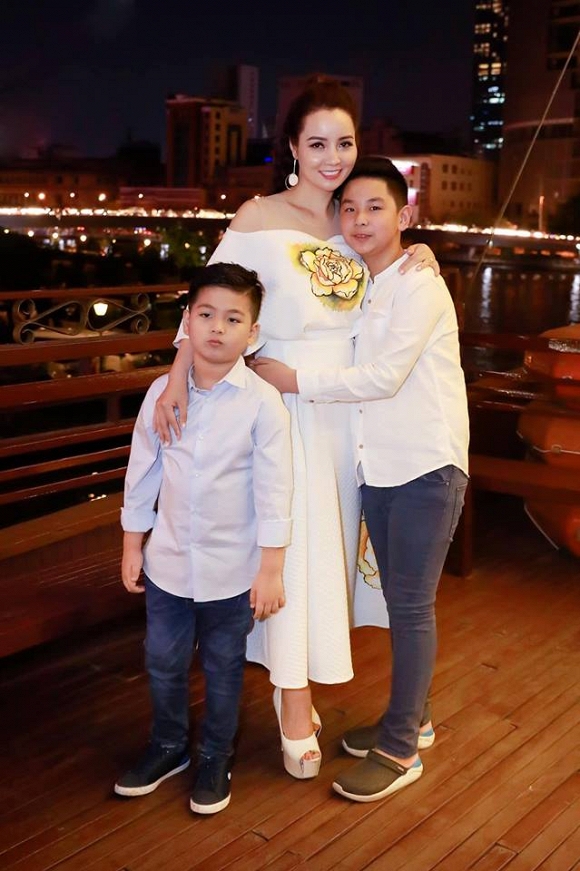 Mai Thu Huyền được chồng tổ chức sinh nhật tuổi 40 hoành tráng trên nhà hàng thuyền buồm - Ảnh 13
