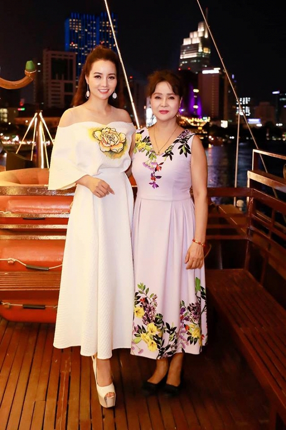 Mai Thu Huyền được chồng tổ chức sinh nhật tuổi 40 hoành tráng trên nhà hàng thuyền buồm - Ảnh 14