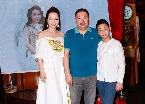 Mai Thu Huyền được chồng tổ chức sinh nhật tuổi 40 hoành tráng trên nhà hàng thuyền buồm - Ảnh 3