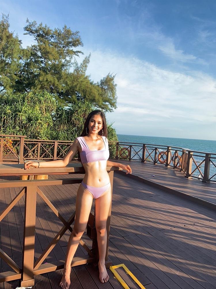 Ngắm body hoàn hảo siêu đã mắt của Hoa hậu Tiểu Vy trong bộ bikini mỏng manh - Ảnh 2