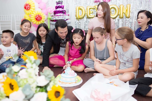 Ly hôn nhiều năm, Trương Ngọc Ánh bất ngờ tái hợp chồng cũ trong tiệc sinh nhật con gái  - Ảnh 1