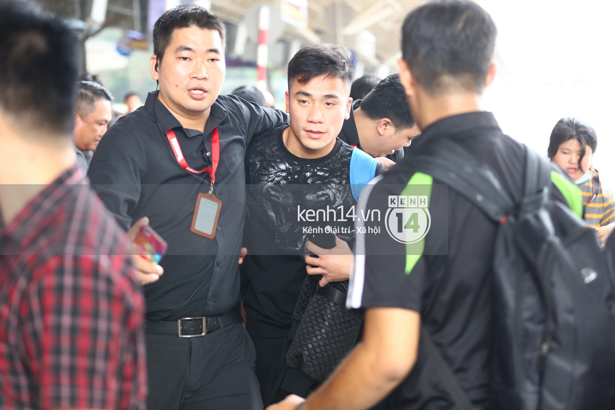 Fan vây kín sân bay Tân Sơn Nhất đón tuyển thủ U23 Việt Nam, bảo vệ lẫn lao công đều háo hức như 30 Tết - Ảnh 9