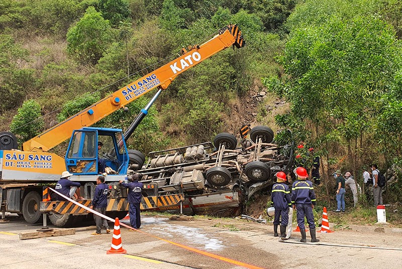 Nguyên nhân chính gây ra vụ ôtô chở dưa hấu lật ở Phú Yên: Xe tải mất phanh khi lao dốc  - Ảnh 1