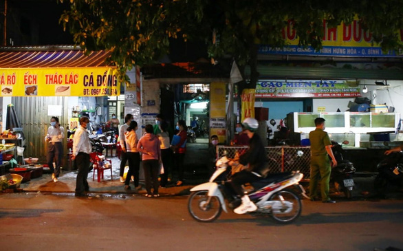 NÓNG: 1 con hẻm ở Bình Tân bị phong tỏa khẩn cấp trong đêm vì liên quan đến ca nhiễm Covid-19 - Ảnh 2