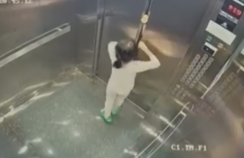 Chuyên gia giải mã tình huống bà bất lực cứu cháu kẹt trong thang máy ở Hà Nội - Ảnh 4