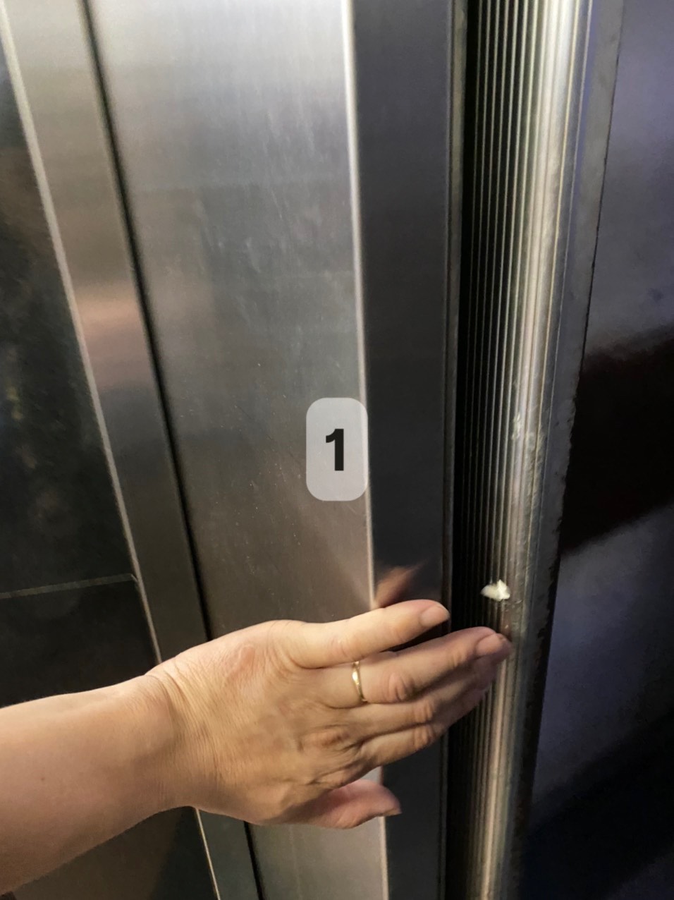 Chuyên gia giải mã tình huống bà bất lực cứu cháu kẹt trong thang máy ở Hà Nội - Ảnh 2