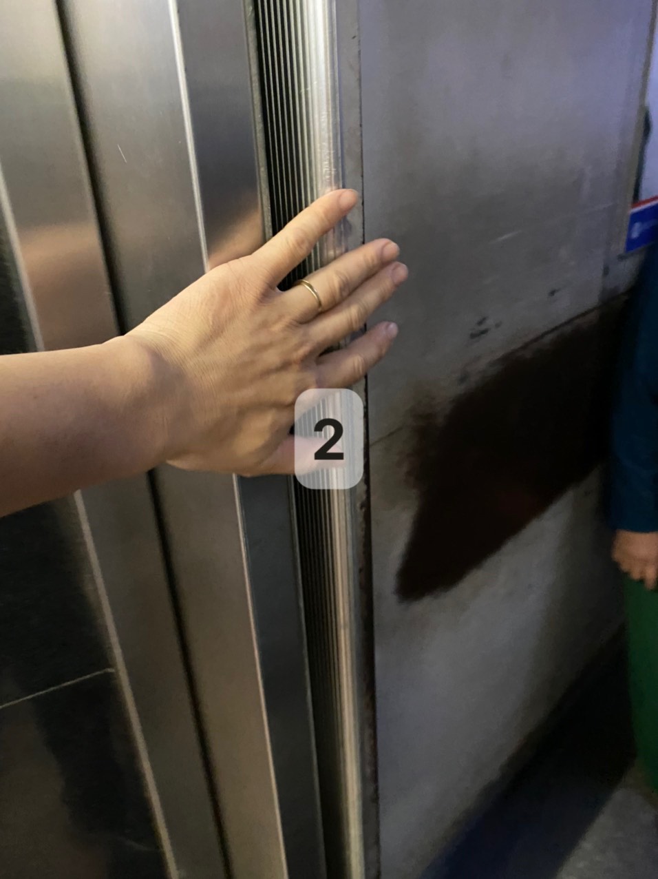 Chuyên gia giải mã tình huống bà bất lực cứu cháu kẹt trong thang máy ở Hà Nội - Ảnh 3