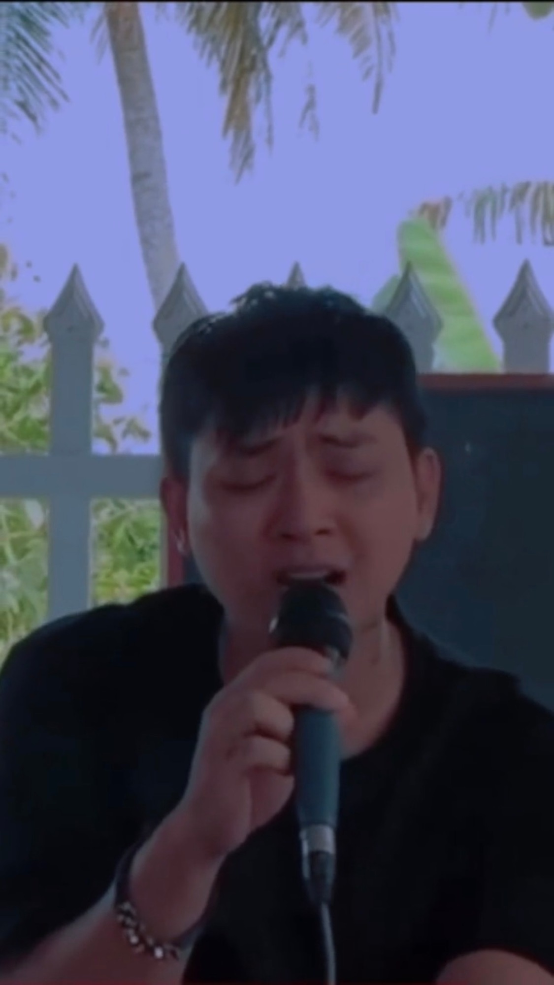 Hoài Lâm có biểu hiện 'lạ' khi hát live bên bàn nhậu, giọng hát không còn như xưa? - Ảnh 1