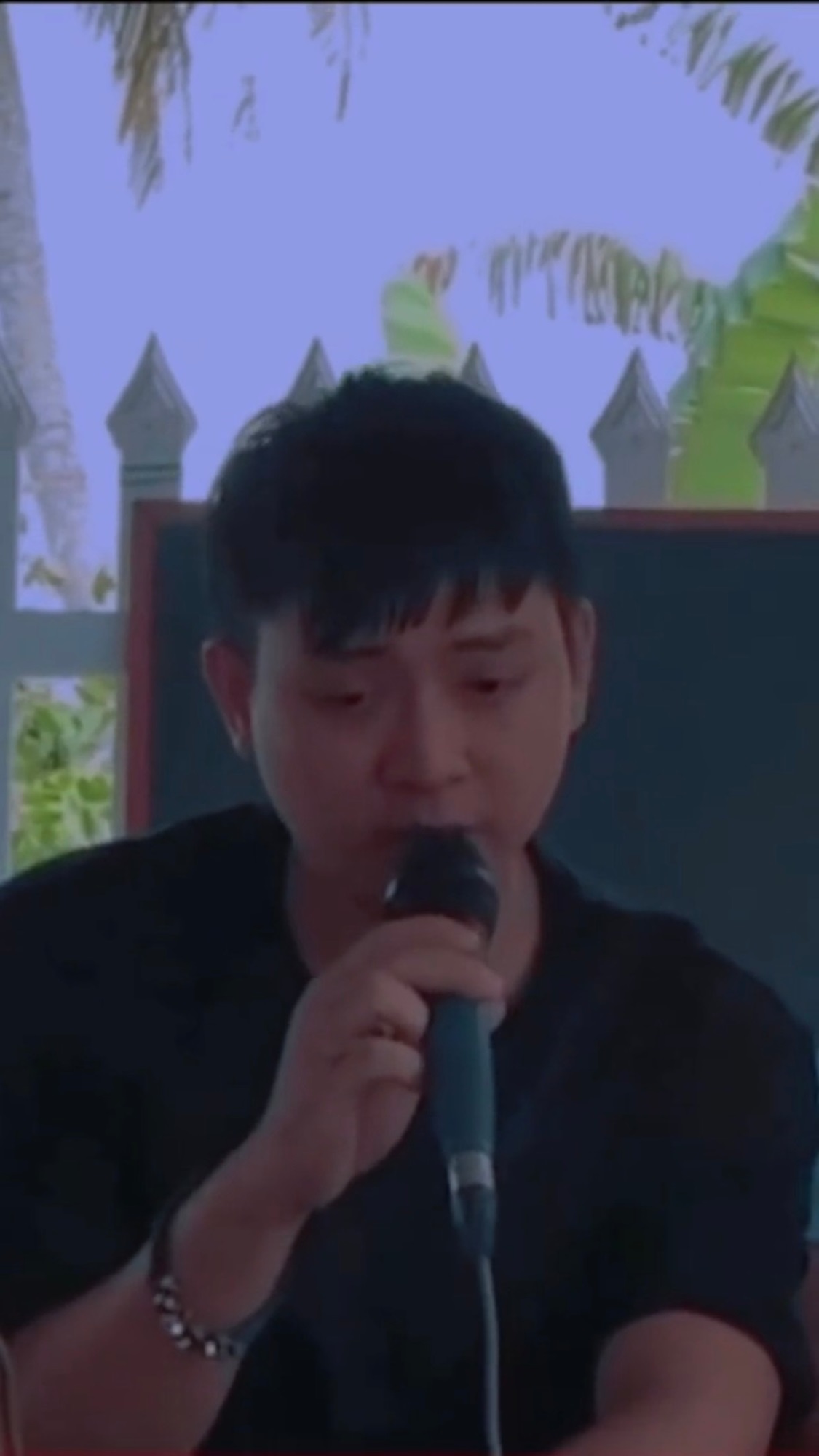 Hoài Lâm có biểu hiện 'lạ' khi hát live bên bàn nhậu, giọng hát không còn như xưa? - Ảnh 2