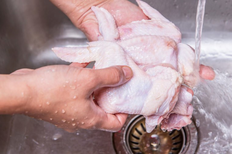 Chớ dại rửa thịt gà trước khi nấu nếu không muốn cả nhà bị ngộ độc chỉ vì lí do này! - Ảnh 1