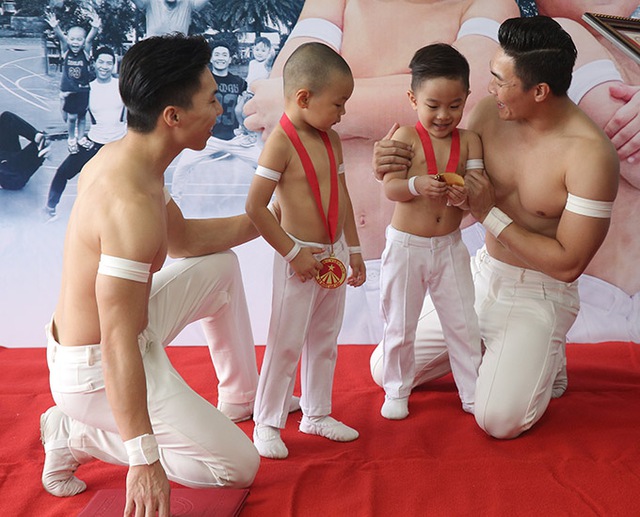 Con trai O Sen - Ngọc Mai: Tập xiếc từ lúc 8 tháng, đến năm 5 tuổi lập kỷ lục Guinness Việt Nam - Ảnh 4