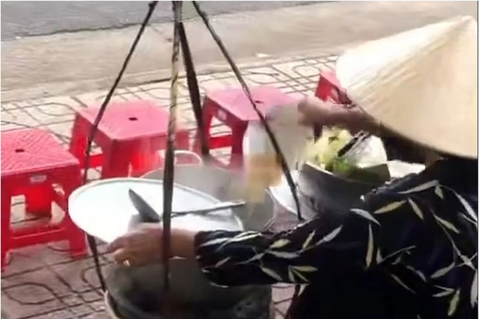 Khánh Hoà: Người phụ nữ bán bún đổ thức ăn thừa vào nồi nước dùng để bán lại - Ảnh 2