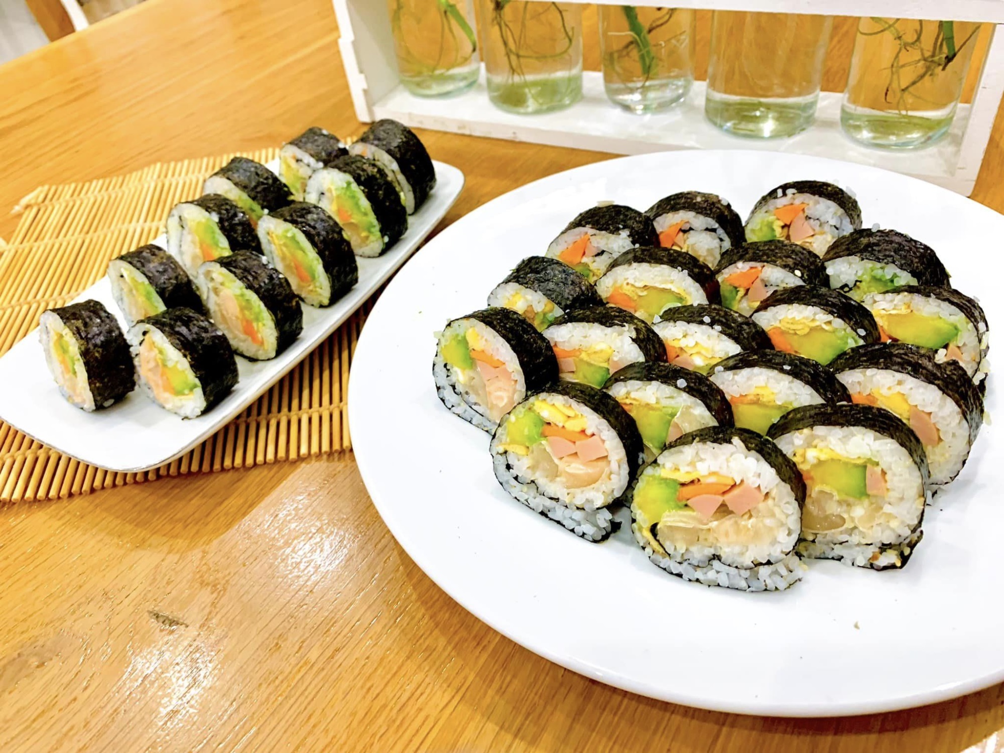 Thêm một cách làm Sushi cuộn bơ nhanh gọn đổi món cho ngày Tết chán cơm - Ảnh 3