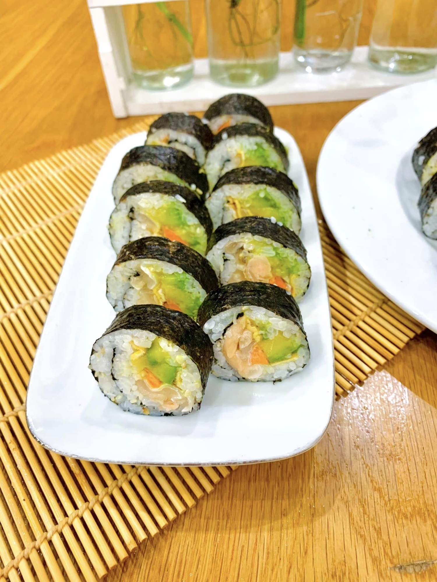 Thêm một cách làm Sushi cuộn bơ nhanh gọn đổi món cho ngày Tết chán cơm - Ảnh 4