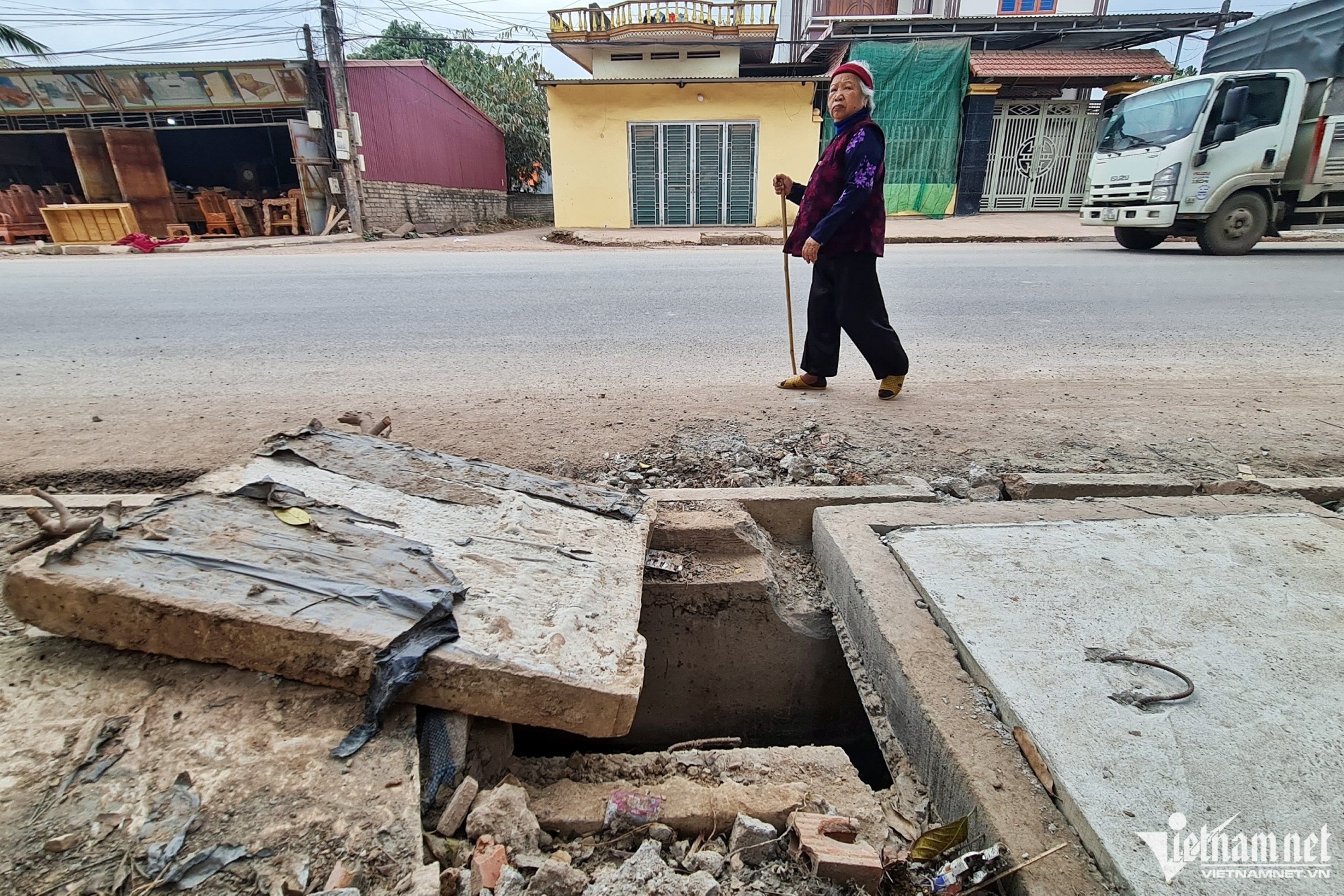 Hãi hùng loạt cống gần hiện trường bé 3 tuổi rơi xuống ở Bắc Giang: Không được che đậy kĩ càng, người dân nhiều lần lo sợ  - Ảnh 2