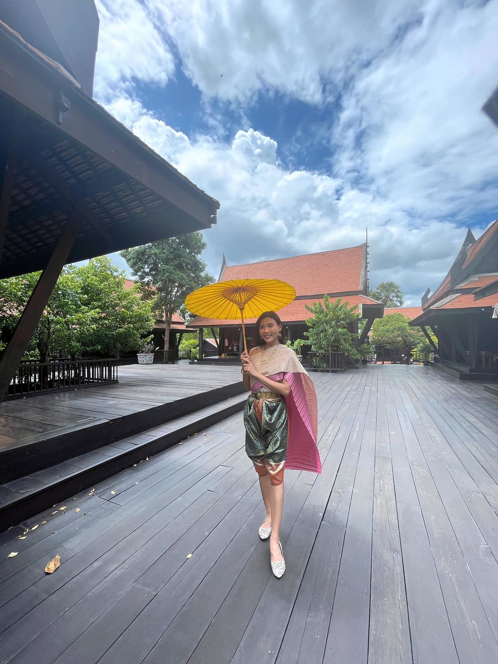 Diễn viên Thúy Diễm xinh đẹp rạng ngời khi diện trang phục Thái tại xứ sở Chùa Vàng - Ảnh 5