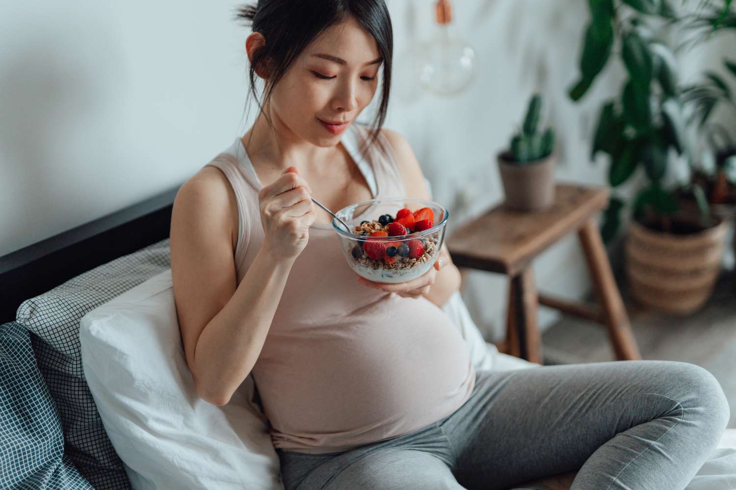 6 loại thực phẩm mẹ bầu nên ăn vào buổi tối để dễ ngủ và tốt cho thai nhi - Ảnh 1