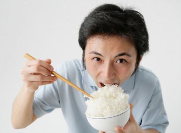 7 kiểu ăn cơm có thể khiến bạn rước bệnh vào thân, bỏ ngay khi còn có thể! - Ảnh 7