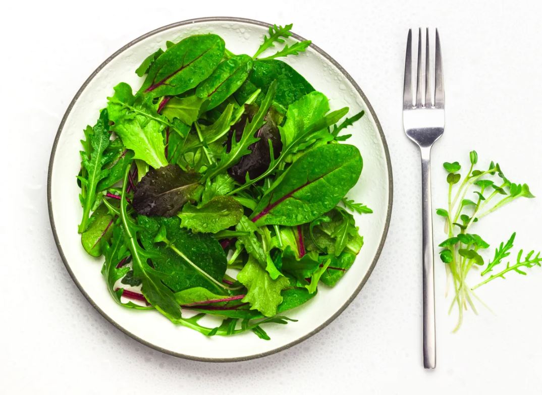 Chuyên gia dinh dưỡng cho biết 5 loại rau lá xanh tốt nhất bạn nên thêm vào thực đơn hàng ngày! - Ảnh 1