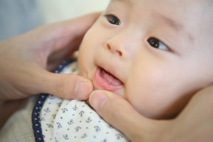 Trẻ 2 tháng mọc răng có nguy hiểm không? - Ảnh 1