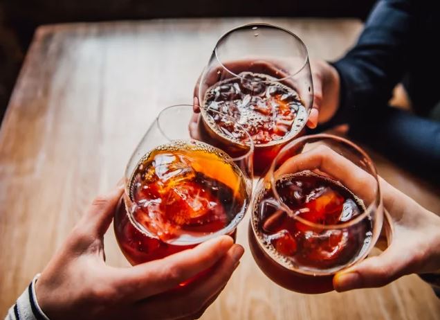 8 thói quen uống khiến não bạn “nhanh già” - Ảnh 1