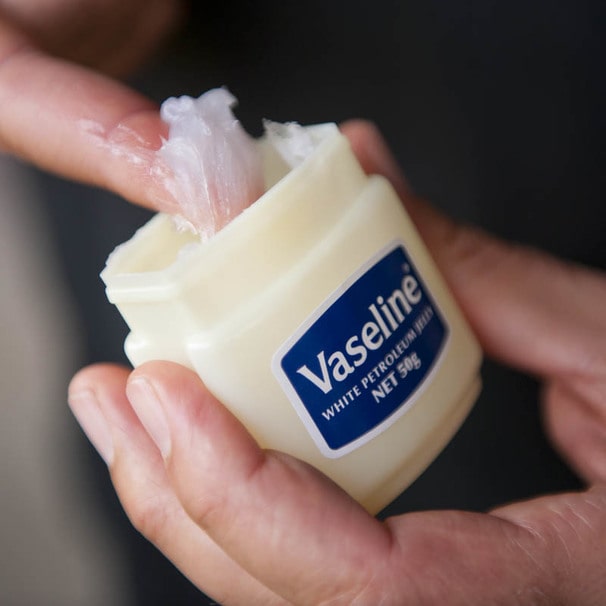 6 ứng dụng bất ngờ bạn có thể làm với Vaseline - Ảnh 2