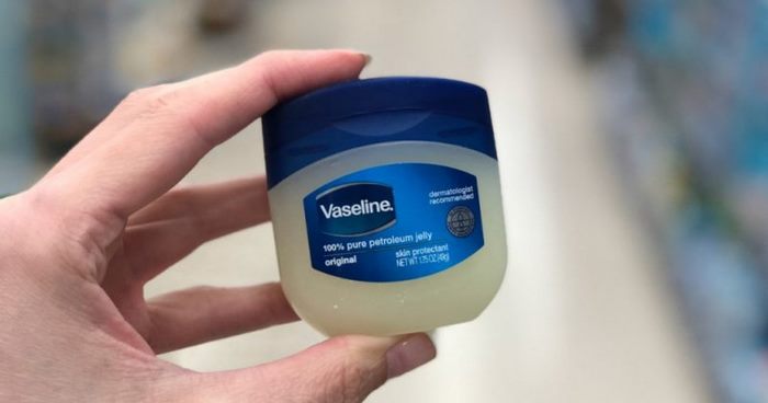 Giúp dưỡng trắng mịn da hiệu quả nhưng liệu vaseline có trị thâm mụn được không? - Ảnh 1