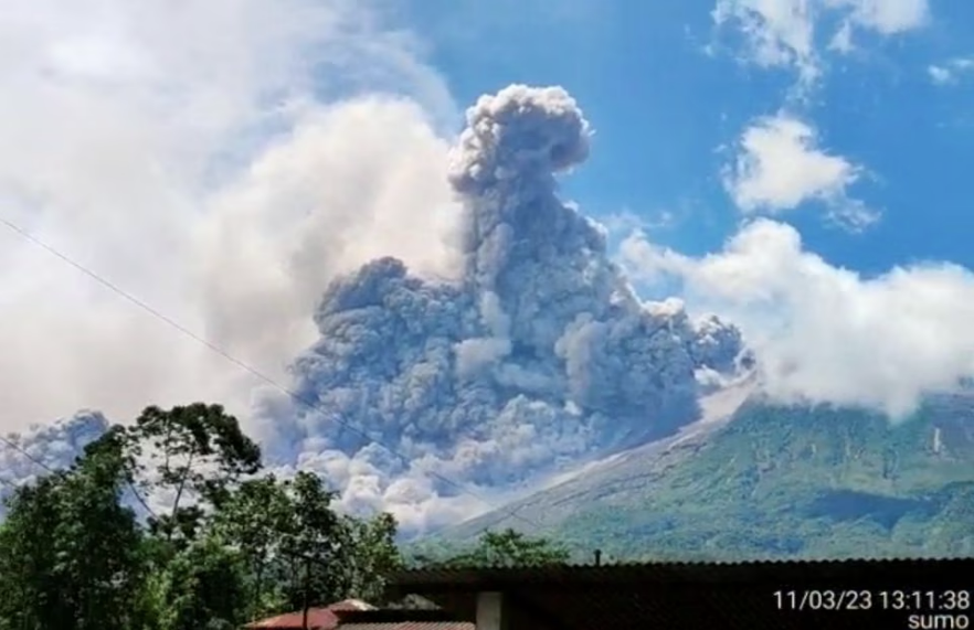 Núi lửa Merapi ở Indonesia 'thức tỉnh', phun trào những đám mây khói khổng lồ - Ảnh 2