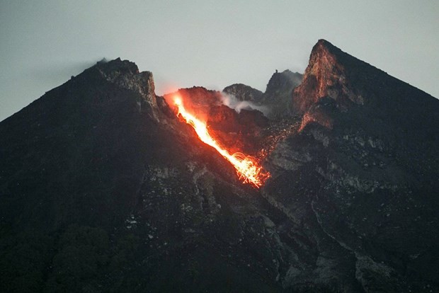 Núi lửa Merapi ở Indonesia 'thức tỉnh', phun trào những đám mây khói khổng lồ - Ảnh 1