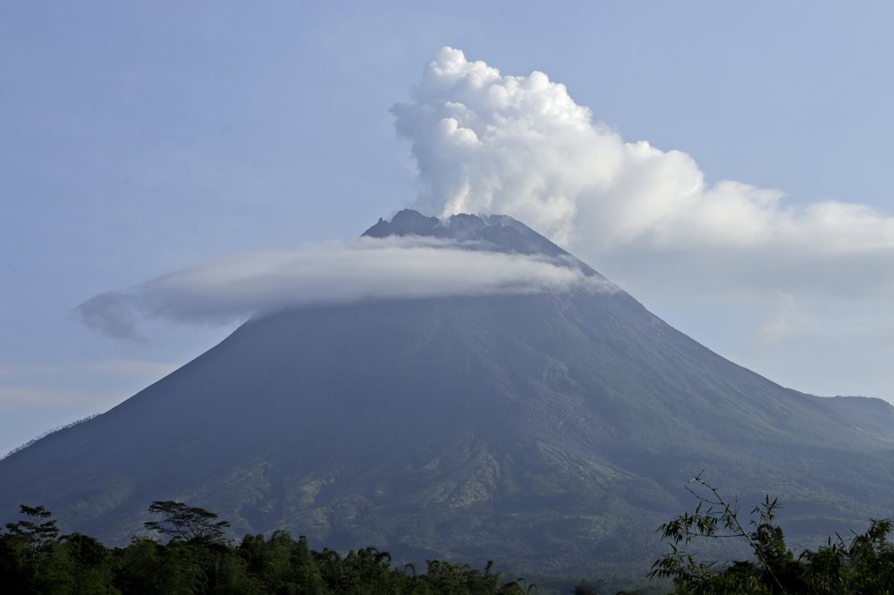 Núi lửa Merapi ở Indonesia 'thức tỉnh', phun trào những đám mây khói khổng lồ - Ảnh 3