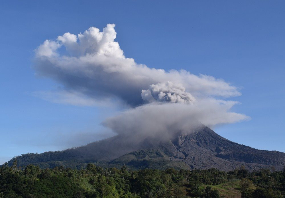 Núi lửa Merapi ở Indonesia 'thức tỉnh', phun trào những đám mây khói khổng lồ - Ảnh 4
