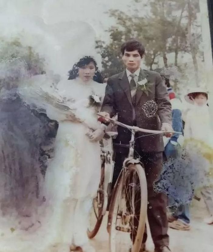 Bộ ảnh cưới giản dị thời “ông bà anh” 30 năm trước gây bão cộng đồng mạng - Ảnh 1